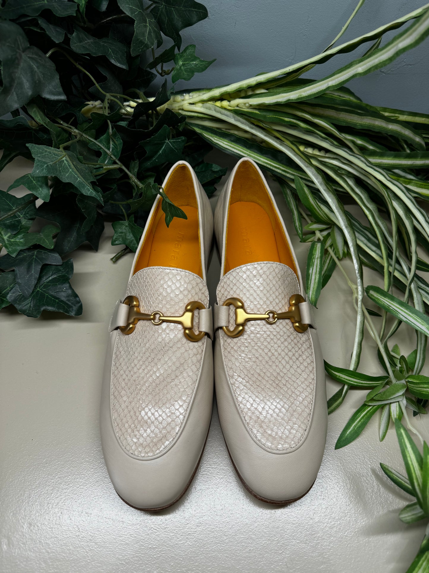 mocassin