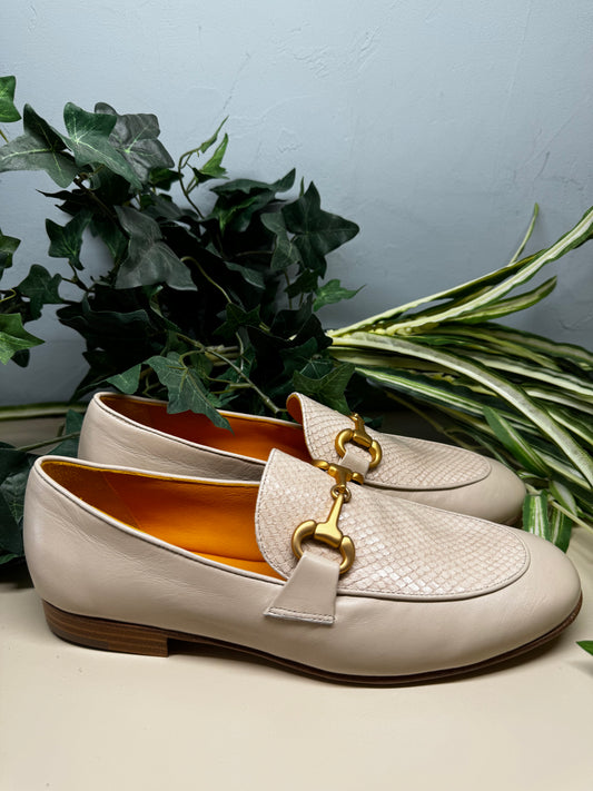 mocassin